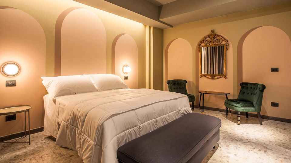 Double room with chest
