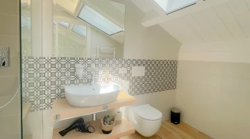 Salle de bain privée avec sèche-cheveux et cabine de douche