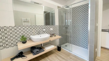 Salle de bain privée avec douche et sèche-cheveux