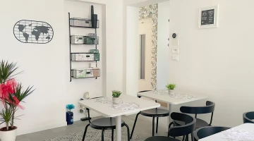 Salle commune avec tables