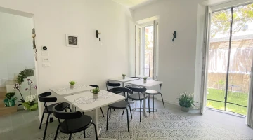 Salle commune donnant sur le jardin