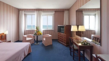 Doppelzimmer mit TV und Schreibtisch
