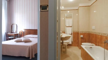 Privates Badezimmer mit Badewanne