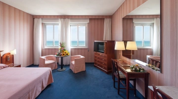 Camera matrimoniale con TV e scrivania