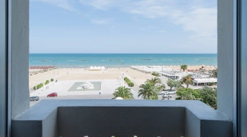 Camera con vista mare