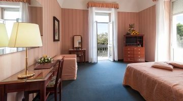 Camera matrimoniale con divano