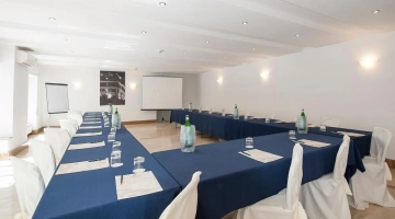 Sala meeting con allestimento a ferro di cavallo