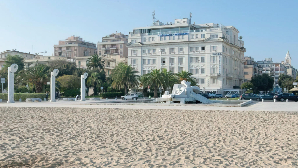 Blick auf das Hotel vom Strand aus