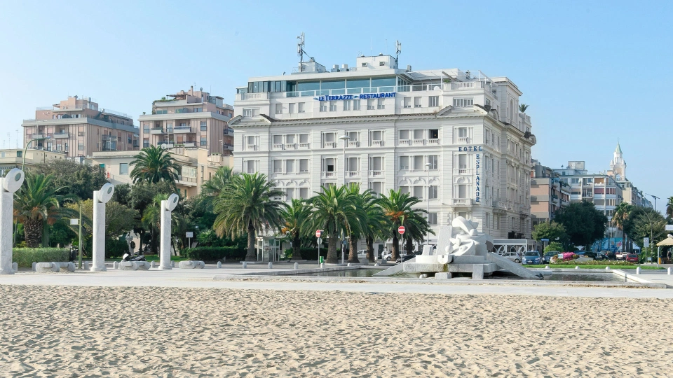 Veduta dell'hotel dalla spiaggia