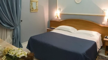 Schlafzimmer mit Doppelbett