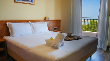 Double room with balcony overlooking the sea