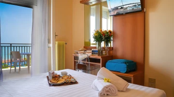 Double room with balcony overlooking the sea