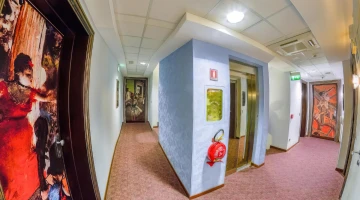 Struktur mit Aufzug ausgestattet