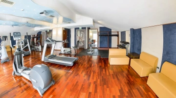 Salle de sport avec équipements professionnels