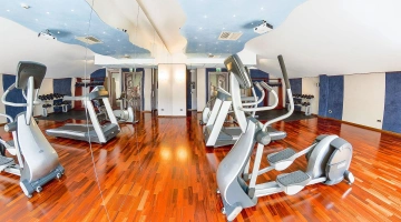 Salle de sport avec équipements professionnels