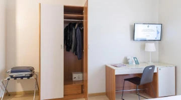 Zimmer mit Schreibtisch und TV