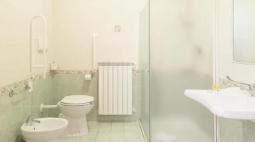 Privates Badezimmer mit Duschkabine