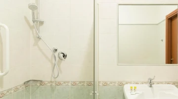 Privates Badezimmer mit Duschkabine