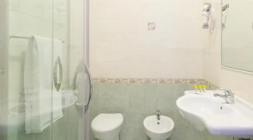 Privates Badezimmer mit Duschkabine
