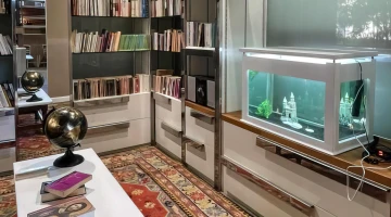 Sala comune con biblioteca