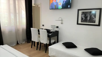 Camera tripla con scrivania e TV