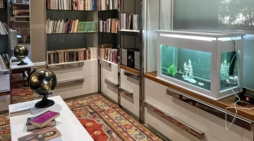 Gemeinschaftsraum mit Bibliothek