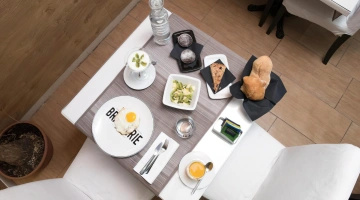 Frühstück wird am Tisch serviert