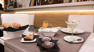 Frühstück am Tisch