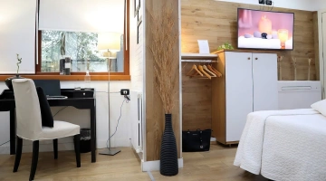 Zimmer mit Schreibtisch und Fernseher