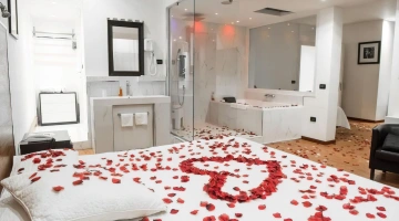 Suite mit Badewanne und Farbtherapiedusche