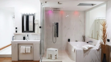 Badezimmer mit Farbtherapie in der Suite