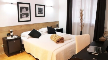 Doppelzimmer mit Schreibtisch