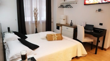 Doppelzimmer mit Schreibtisch und Fernseher