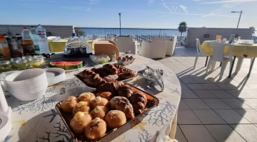 Petit-déjeuner dressé en terrasse