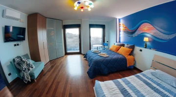 Chambre triple avec balcon meublé