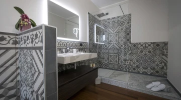 Salle de bain privée avec cabine de douche