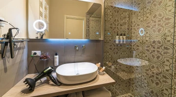 Privates Badezimmer mit Haartrockner und Haarglätter