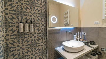 Privates Badezimmer mit Duschkabine