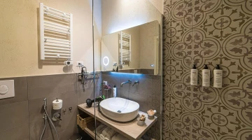 Privates Badezimmer mit Duschkabine
