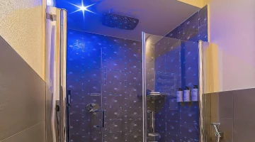 Privates Badezimmer mit Erlebnisdusche