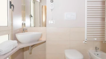 Bagno privato con phon a parete