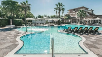 Swimming pool with shallow water area