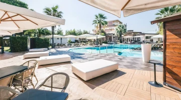 Swimming pool with solarium