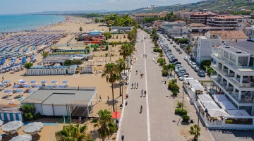 Hotel in seafront position