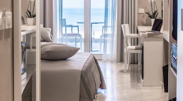 Deluxe double room with sea view