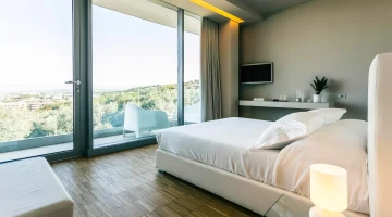 Double bedroom with furnished balcony