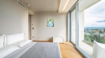 Double bedroom with furnished balcony