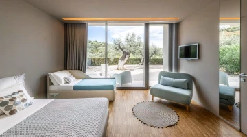 Triple room with private patio