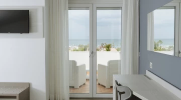 Chambre avec télévision et balcon