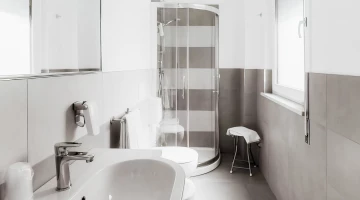 Salle de bain privée avec cabine de douche